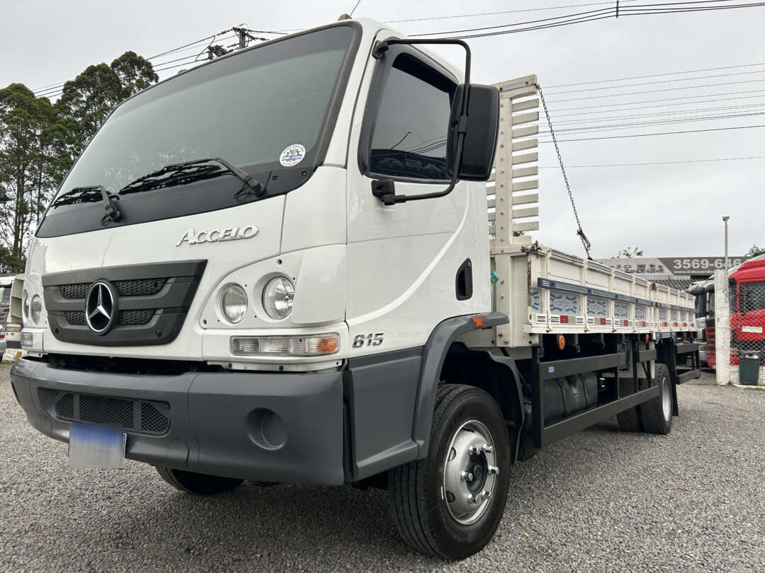 Caminhão MERCEDES BENZ MB 815 Baú Furgão ANO 2013 de Linha Verde Caminhões e Máquinas no Paraná