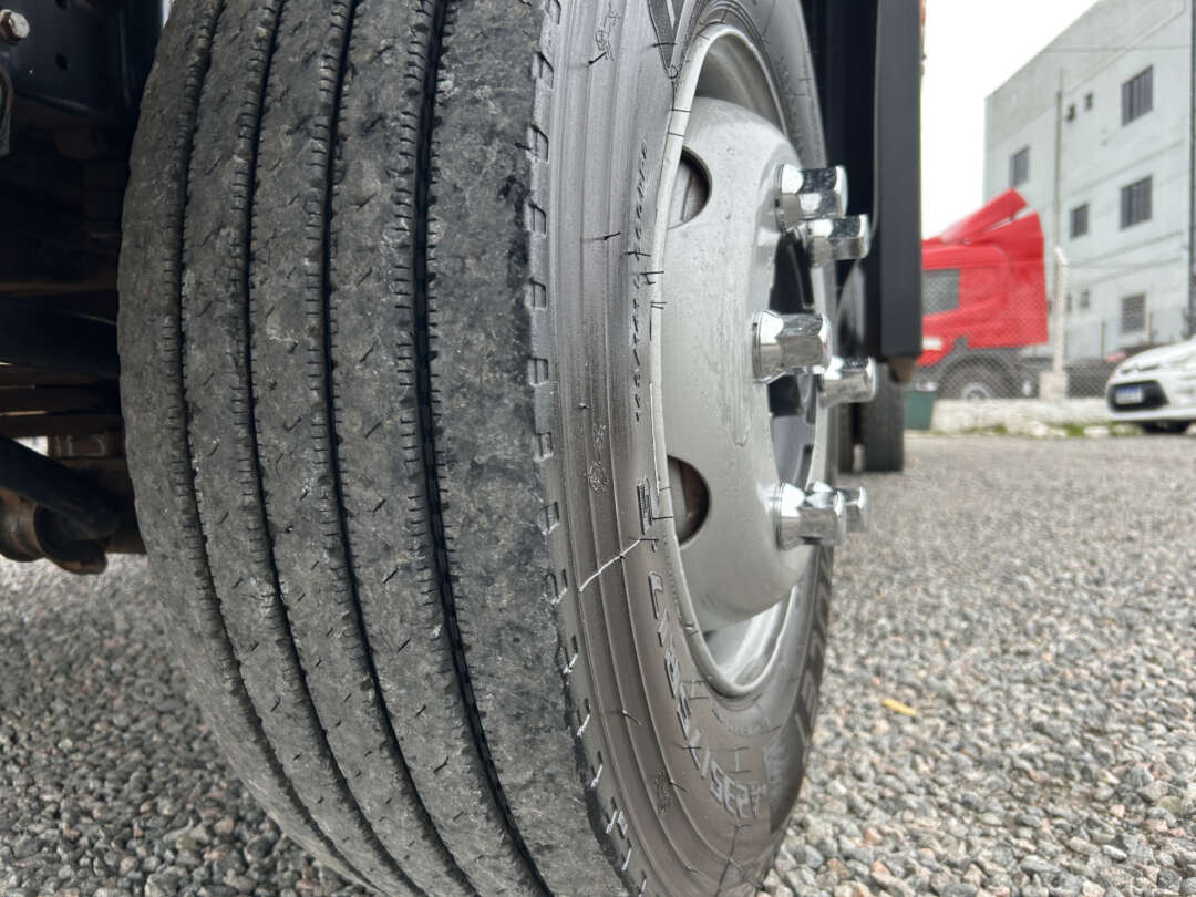 Caminhão MERCEDES BENZ MB 815 Baú Furgão ANO 2013 de Linha Verde Caminhões e Máquinas no Paraná