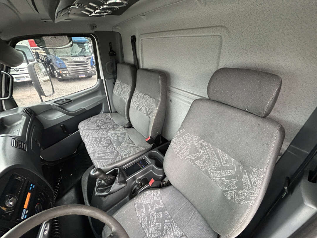 Caminhão MERCEDES BENZ MB 815 Baú Furgão ANO 2013 de Linha Verde Caminhões e Máquinas no Paraná