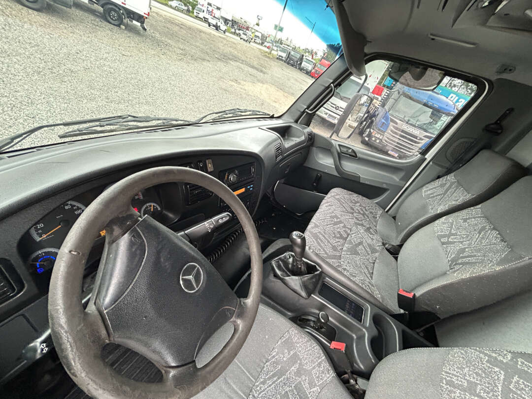 Caminhão MERCEDES BENZ MB 815 Baú Furgão ANO 2013 de Linha Verde Caminhões e Máquinas no Paraná