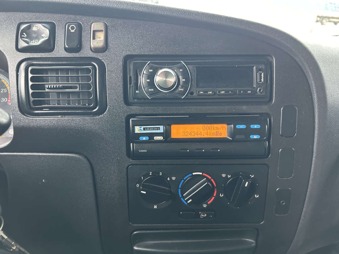 Caminhão MERCEDES BENZ MB 815 Baú Furgão ANO 2013 de Linha Verde Caminhões e Máquinas no Paraná