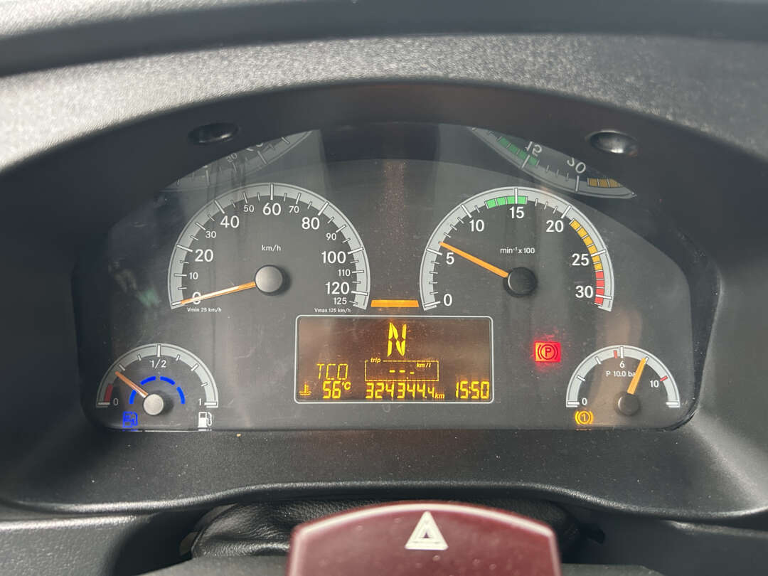 Caminhão MERCEDES BENZ MB 815 Baú Furgão ANO 2013 de Linha Verde Caminhões e Máquinas no Paraná