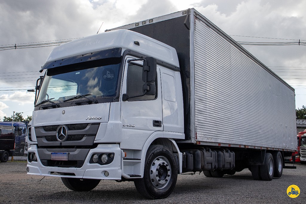 Caminhão MERCEDES BENZ MB 2430 Baú Furgão ANO 2017 de Linha Verde Caminhões e Máquinas no Paraná