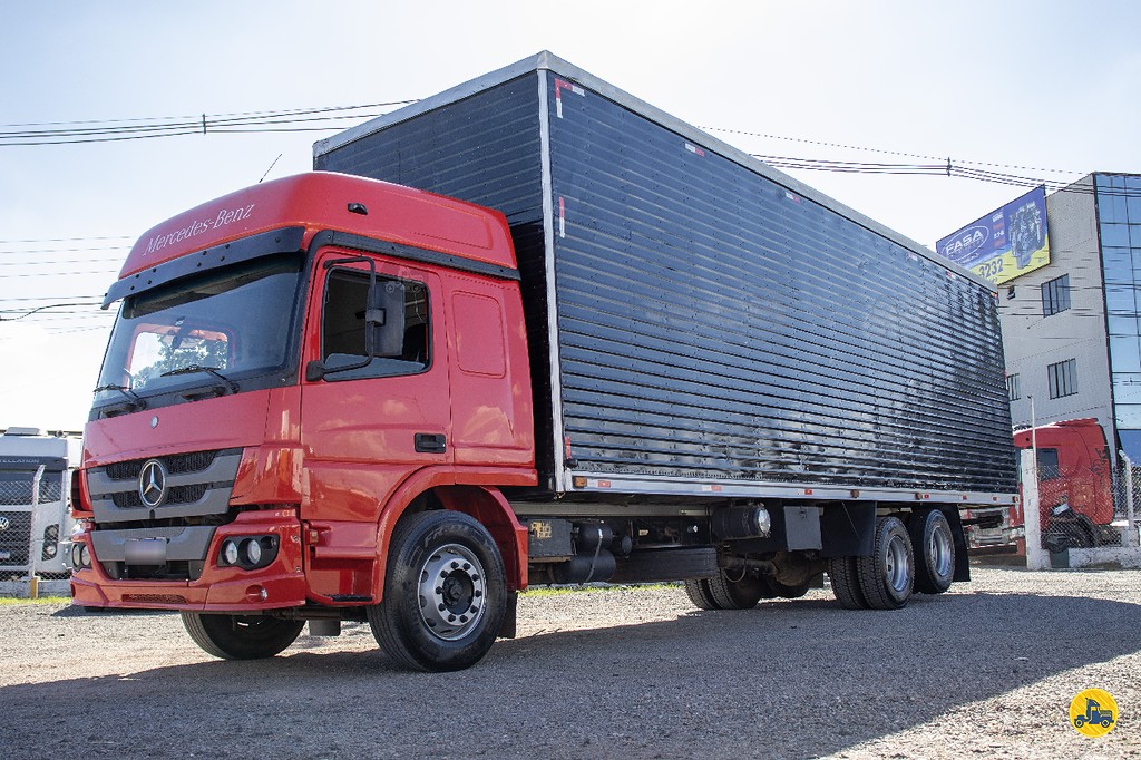 Caminhão MERCEDES BENZ MB 2430 Baú Furgão ANO 2014 de Linha Verde Caminhões e Máquinas no Paraná