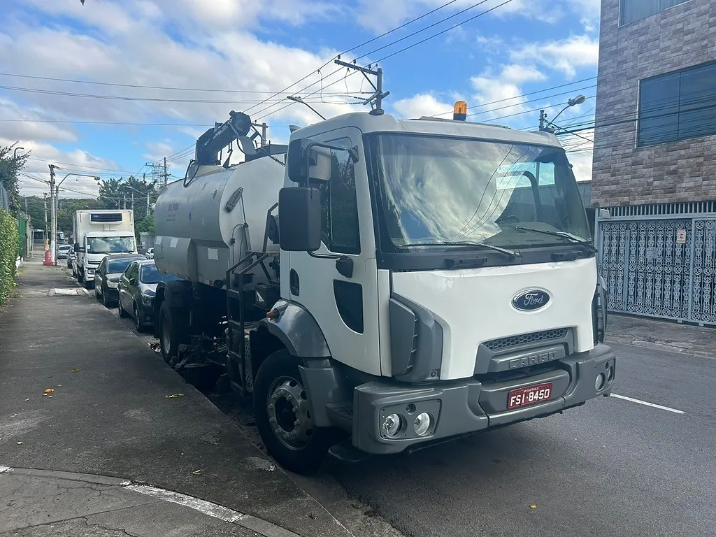 Caminhão FORD CARGO 1723 Varredeira ANO 2014 de Barella Caminhões em São Paulo