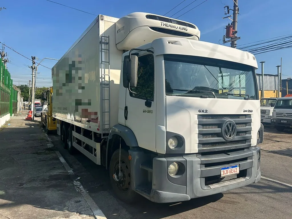 Caminhão VOLKSWAGEN VW 24250 Baú Frigorífico ANO 2006 de Barella Caminhões em São Paulo