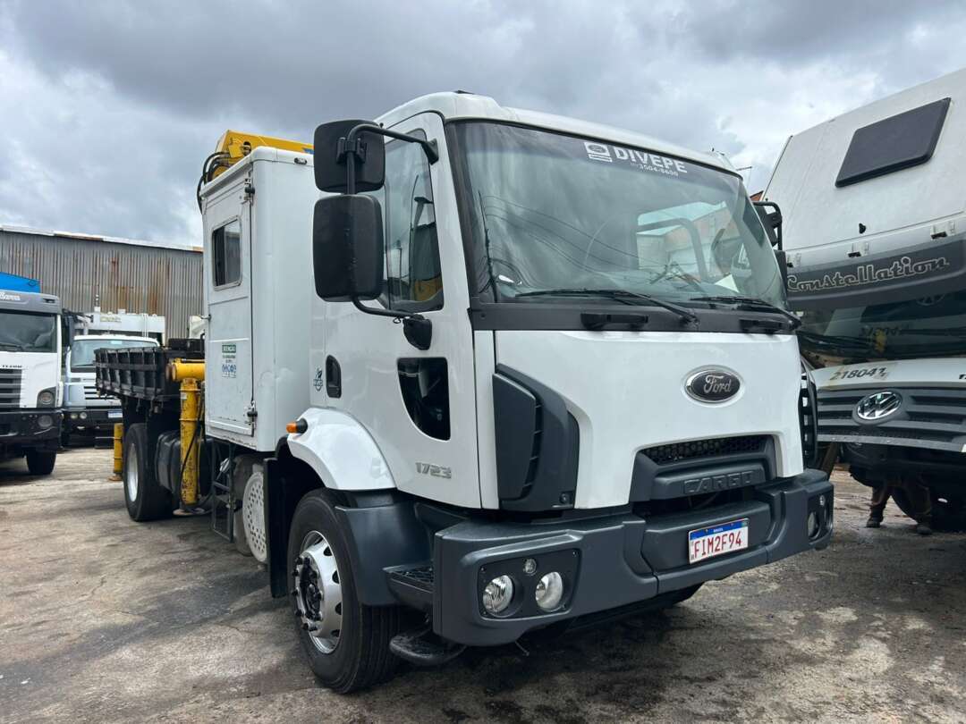 Caminhão FORD CARGO 1723 Guincho Munck ANO 2017 de Barella Caminhões em São Paulo