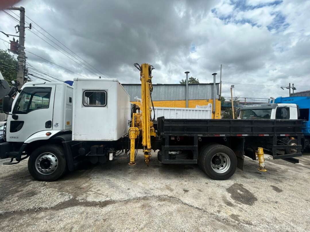 Caminhão FORD CARGO 1723 Guincho Munck ANO 2017 de Barella Caminhões em São Paulo