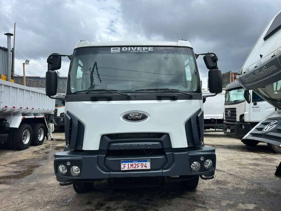 Caminhão FORD CARGO 1723 Guincho Munck ANO 2017 de Barella Caminhões em São Paulo