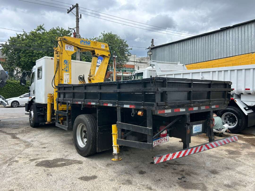 Caminhão FORD CARGO 1723 Guincho Munck ANO 2017 de Barella Caminhões em São Paulo