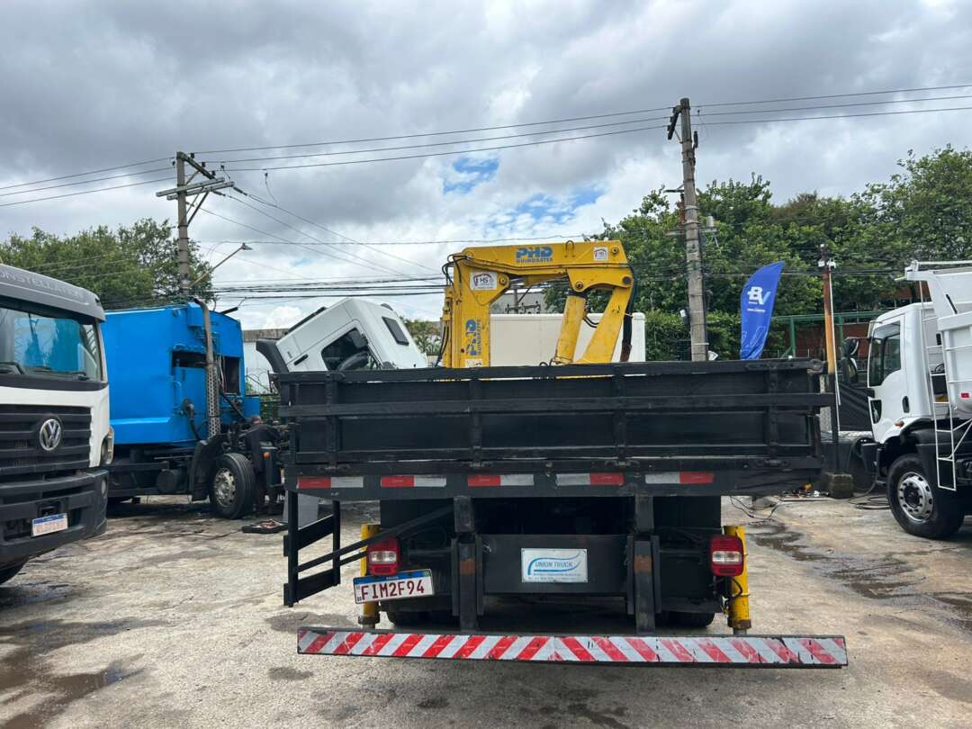 Caminhão FORD CARGO 1723 Guincho Munck ANO 2017 de Barella Caminhões em São Paulo