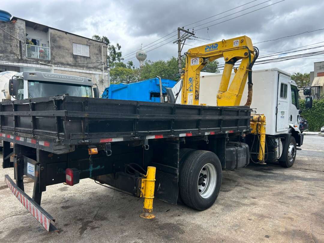 Caminhão FORD CARGO 1723 Guincho Munck ANO 2017 de Barella Caminhões em São Paulo