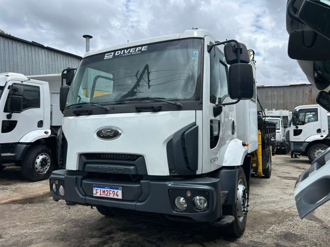 Caminhão FORD CARGO 1723 Guincho Munck ANO 2017 de Barella Caminhões em São Paulo