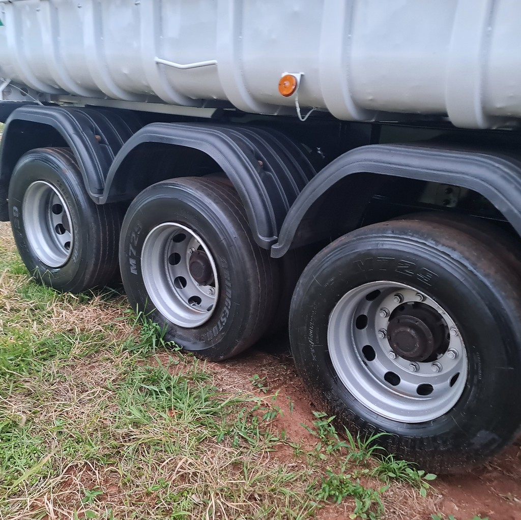 Carreta SEMI-REBOQUE CACAMBA Noma ANO 2011 3 Eixos de MegaTruck MS no Mato Grosso do Sul