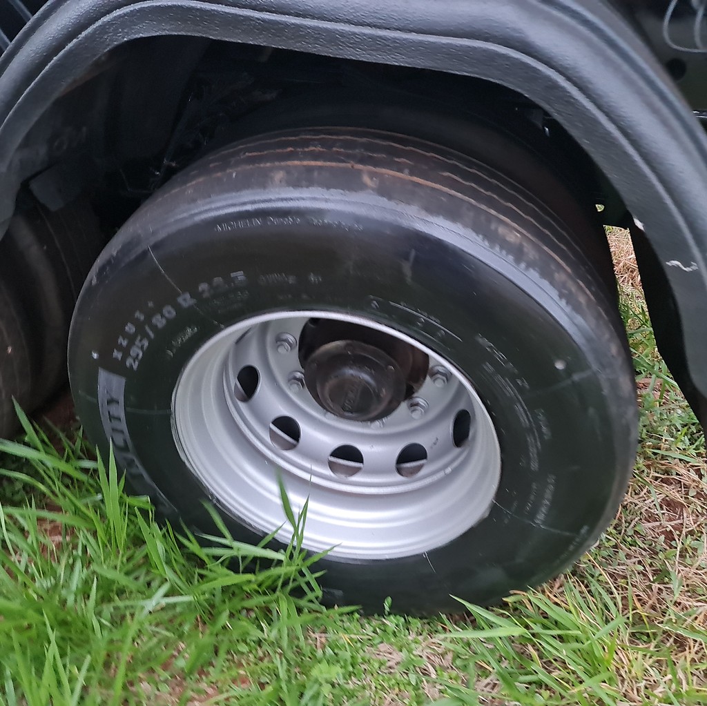 Carreta SEMI-REBOQUE CACAMBA Noma ANO 2011 3 Eixos de MegaTruck MS no Mato Grosso do Sul