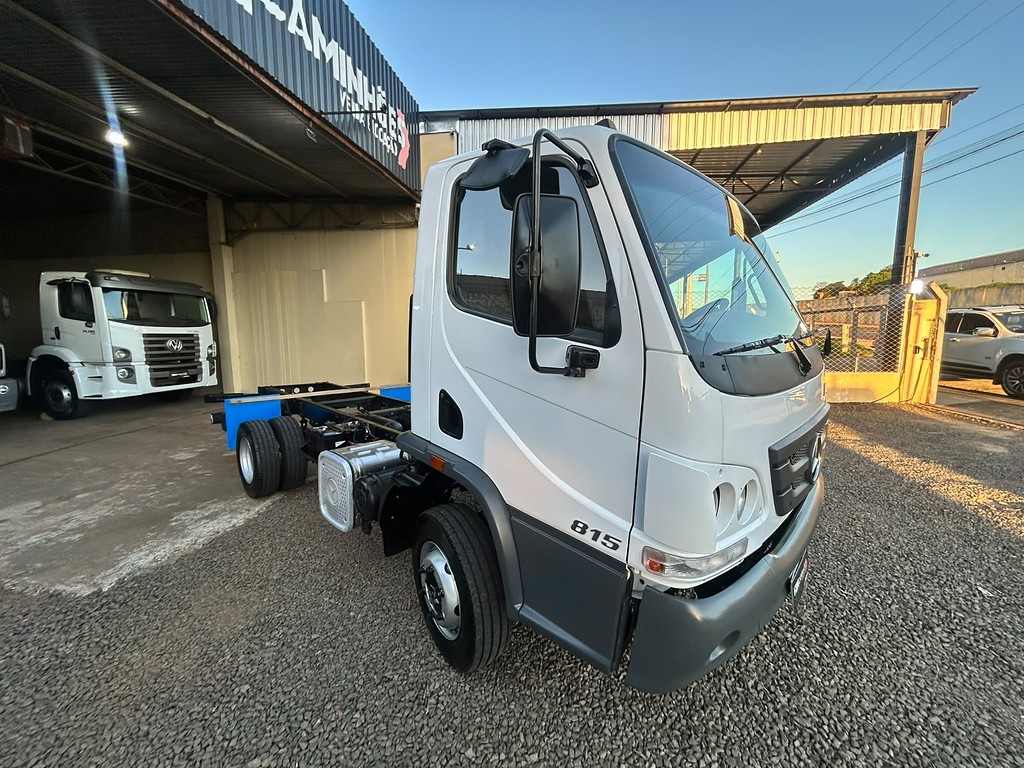 Caminhão MERCEDES BENZ MB 815 Chassis ANO 2018 de FBM Caminhões em São Paulo