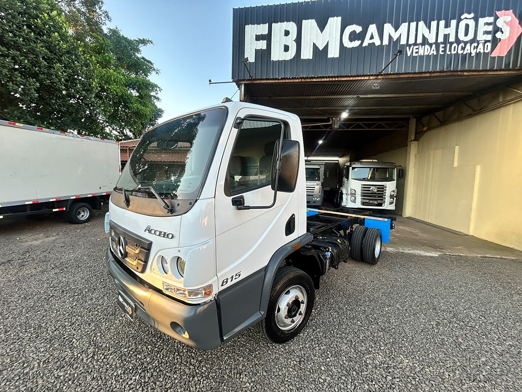 Caminhão MERCEDES BENZ MB 815 Chassis ANO 2018 de FBM Caminhões em São Paulo