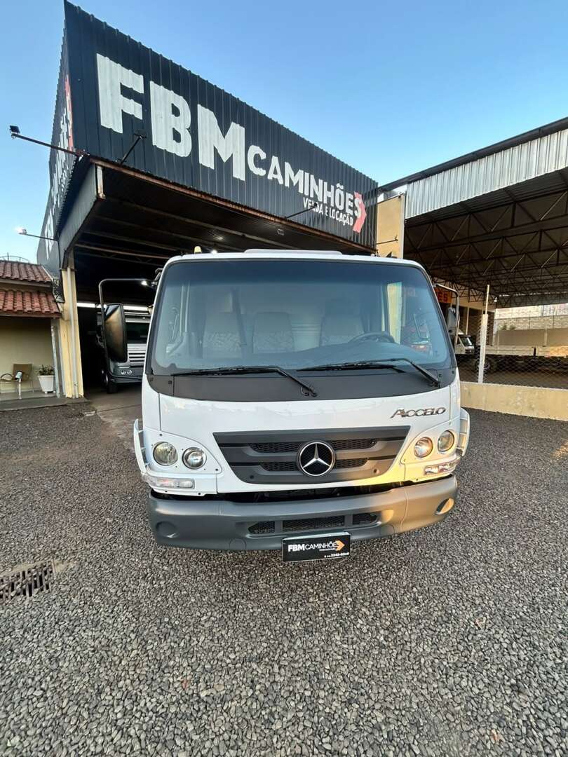 Caminhão MERCEDES BENZ MB 815 Chassis ANO 2018 de FBM Caminhões em São Paulo
