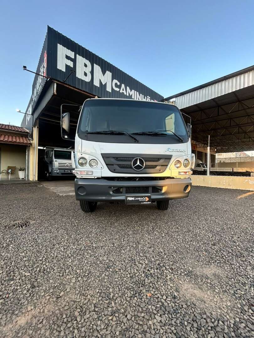 Caminhão MERCEDES BENZ MB 815 Chassis ANO 2018 de FBM Caminhões em São Paulo
