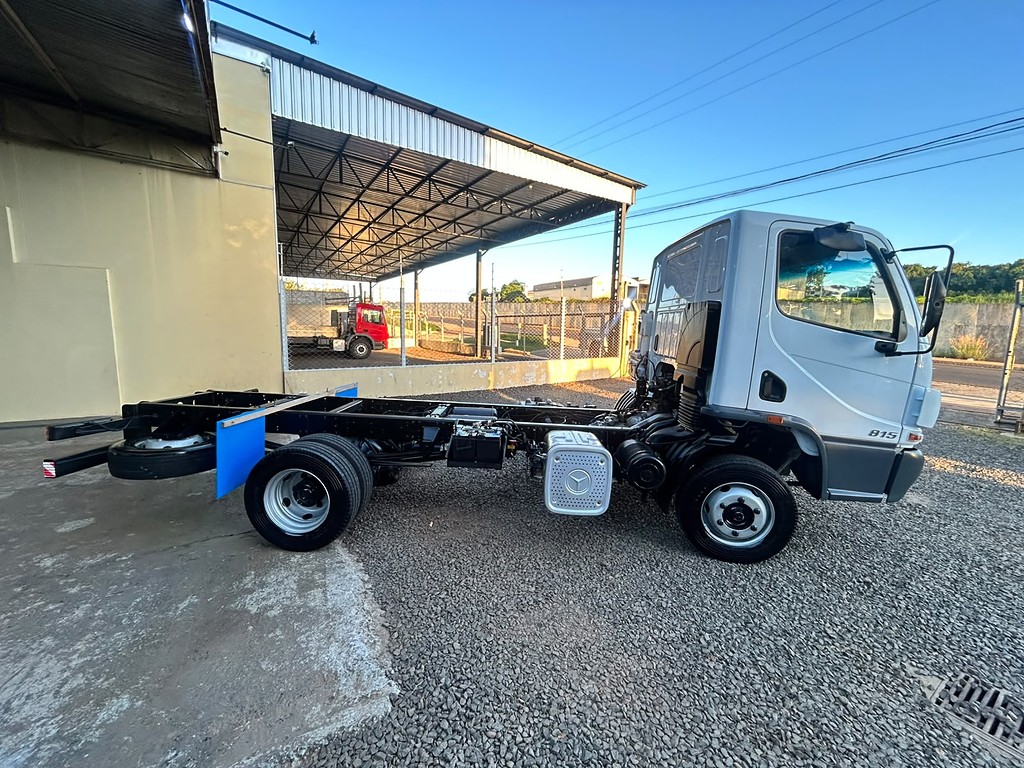 Caminhão MERCEDES BENZ MB 815 Chassis ANO 2018 de FBM Caminhões em São Paulo