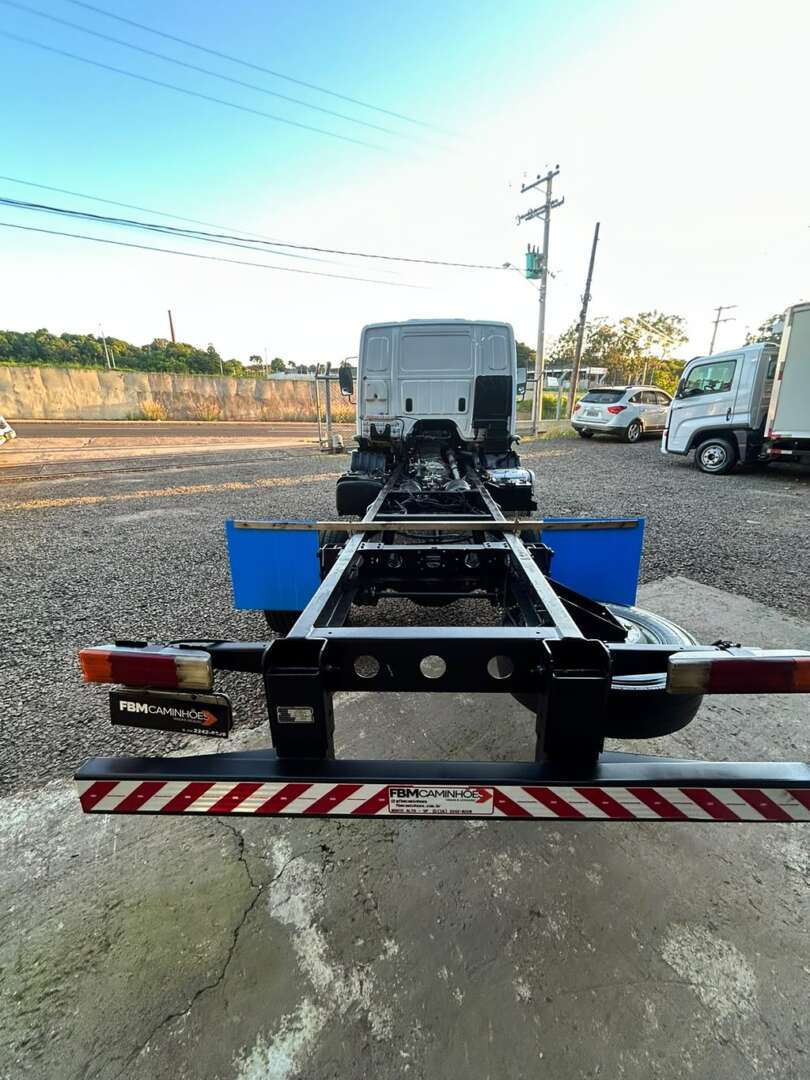 Caminhão MERCEDES BENZ MB 815 Chassis ANO 2018 de FBM Caminhões em São Paulo