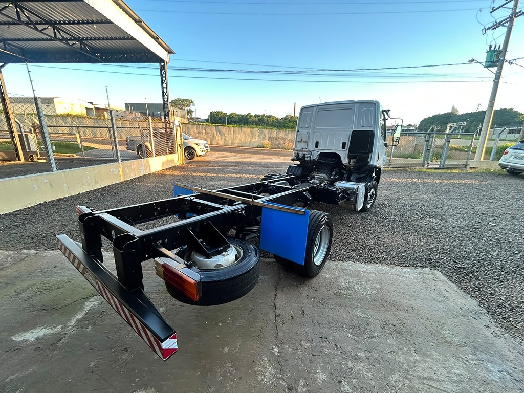 Caminhão MERCEDES BENZ MB 815 Chassis ANO 2018 de FBM Caminhões em São Paulo
