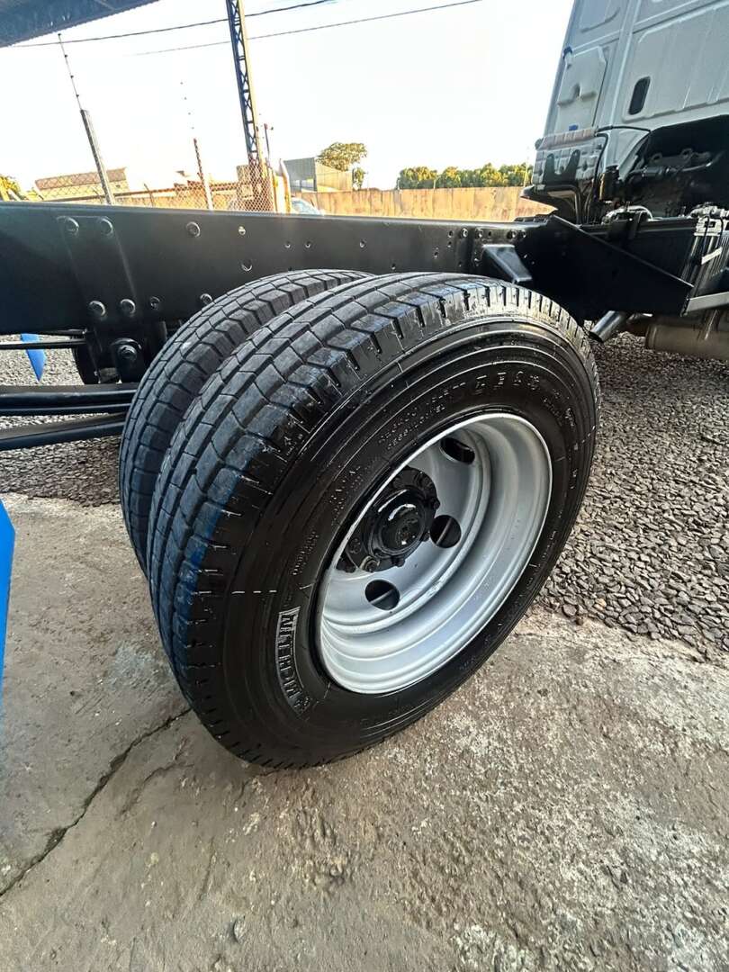 Caminhão MERCEDES BENZ MB 815 Chassis ANO 2018 de FBM Caminhões em São Paulo
