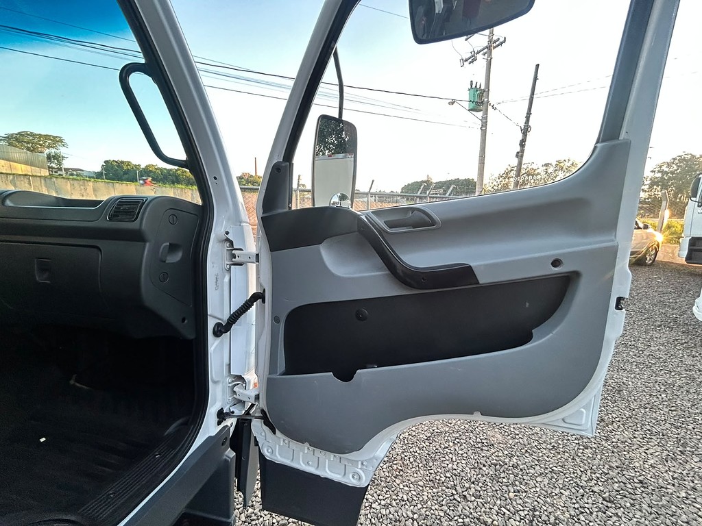 Caminhão MERCEDES BENZ MB 815 Chassis ANO 2018 de FBM Caminhões em São Paulo