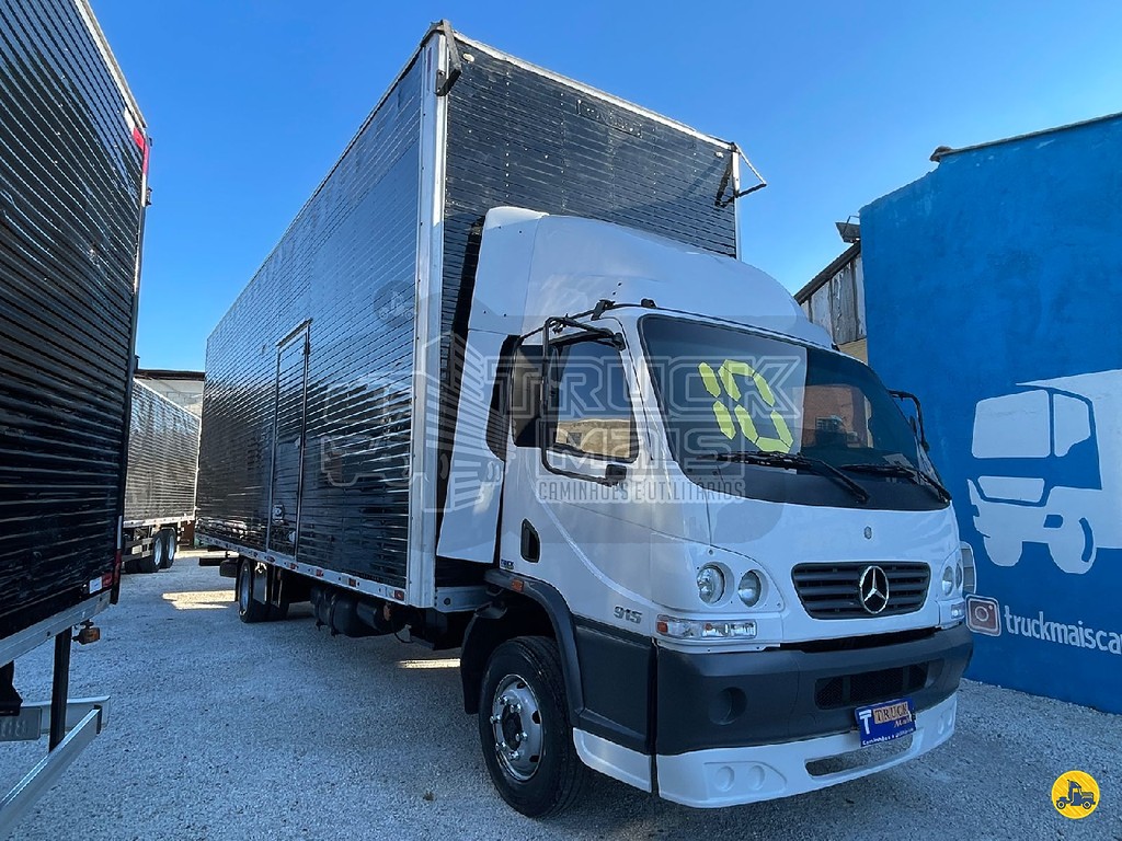 Caminhão MERCEDES BENZ MB 915 Baú Furgão ANO 2010 de Truck Mais Caminhões no Paraná