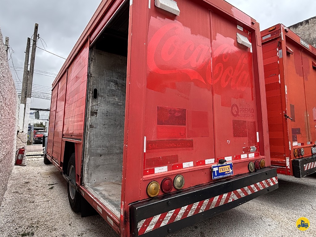 Caminhão VOLKSWAGEN VW 13150 Baú Bebidas ANO 2001 de Truck Mais Caminhões no Paraná