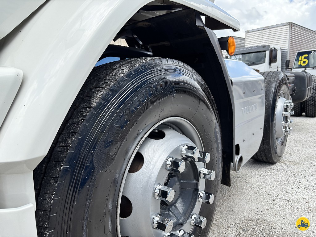 Caminhão VOLVO VM 330 Chassis ANO 2022 de Truck Mais Caminhões no Paraná