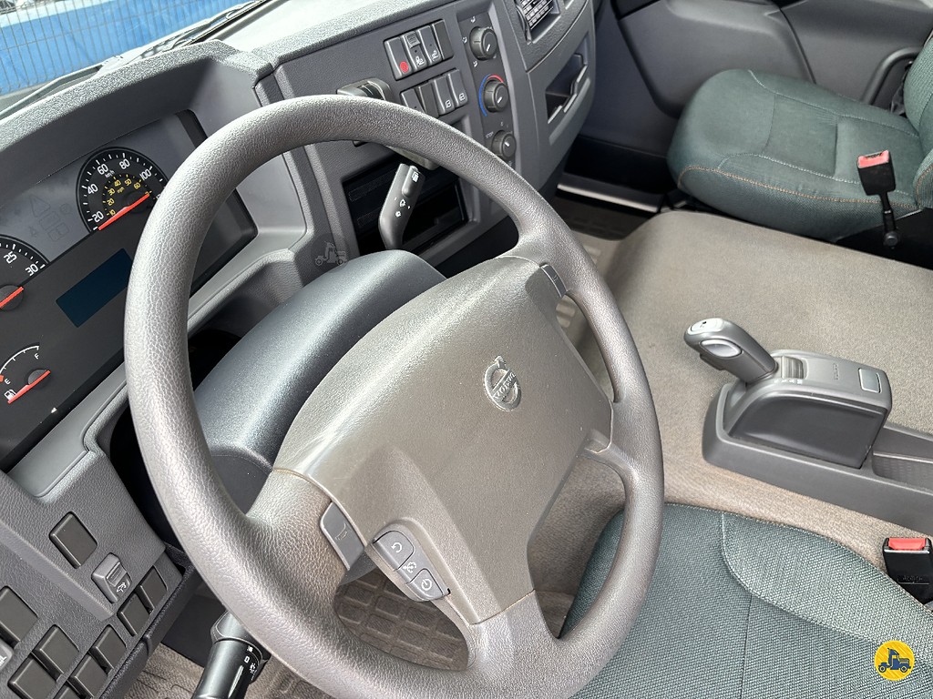 Caminhão VOLVO VM 330 Chassis ANO 2022 de Truck Mais Caminhões no Paraná