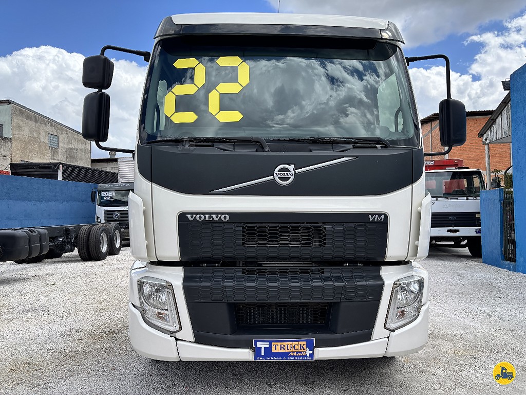 Caminhão VOLVO VM 330 Chassis ANO 2022 de Truck Mais Caminhões no Paraná