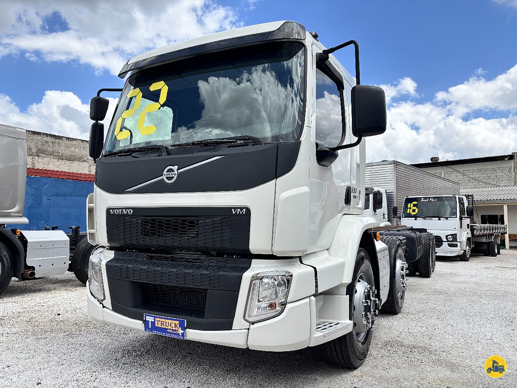 Caminhão VOLVO VM 330 Chassis ANO 2022 de Truck Mais Caminhões no Paraná