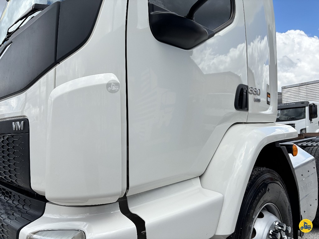Caminhão VOLVO VM 330 Chassis ANO 2022 de Truck Mais Caminhões no Paraná