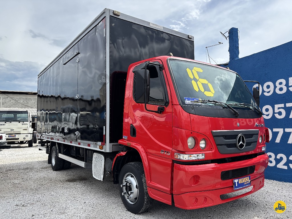 Caminhão MERCEDES BENZ MB 815 Baú Furgão ANO 2016 de Truck Mais Caminhões no Paraná