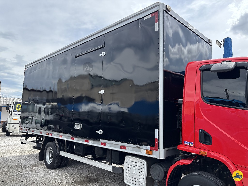 Caminhão MERCEDES BENZ MB 815 Baú Furgão ANO 2016 de Truck Mais Caminhões no Paraná