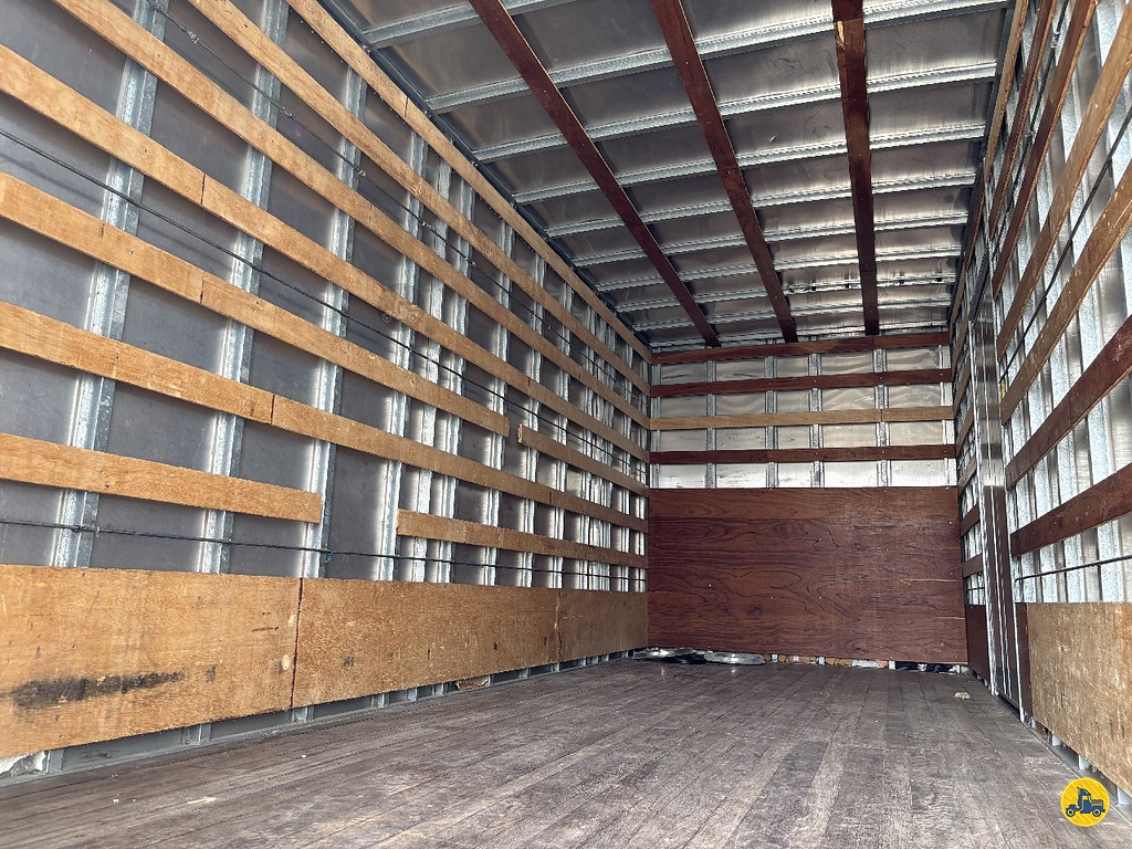 Caminhão MERCEDES BENZ MB 815 Baú Furgão ANO 2016 de Truck Mais Caminhões no Paraná