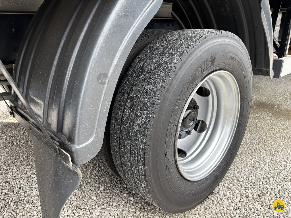 Caminhão MERCEDES BENZ MB 815 Baú Furgão ANO 2016 de Truck Mais Caminhões no Paraná