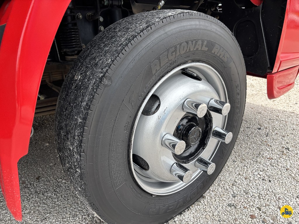 Caminhão MERCEDES BENZ MB 815 Baú Furgão ANO 2016 de Truck Mais Caminhões no Paraná