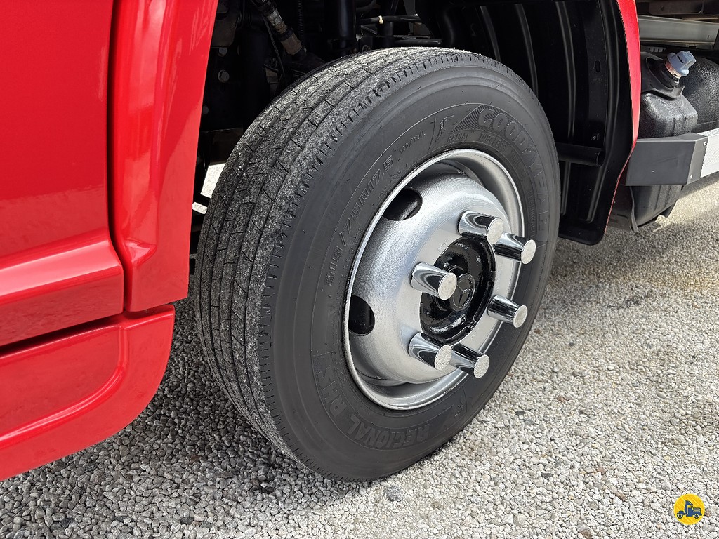 Caminhão MERCEDES BENZ MB 815 Baú Furgão ANO 2016 de Truck Mais Caminhões no Paraná