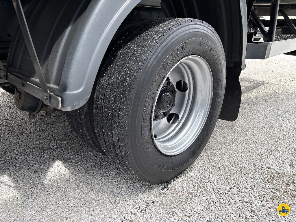 Caminhão MERCEDES BENZ MB 815 Baú Furgão ANO 2016 de Truck Mais Caminhões no Paraná