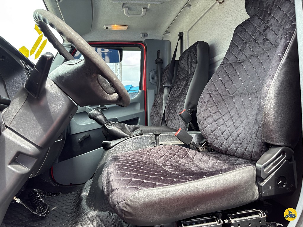 Caminhão MERCEDES BENZ MB 815 Baú Furgão ANO 2016 de Truck Mais Caminhões no Paraná