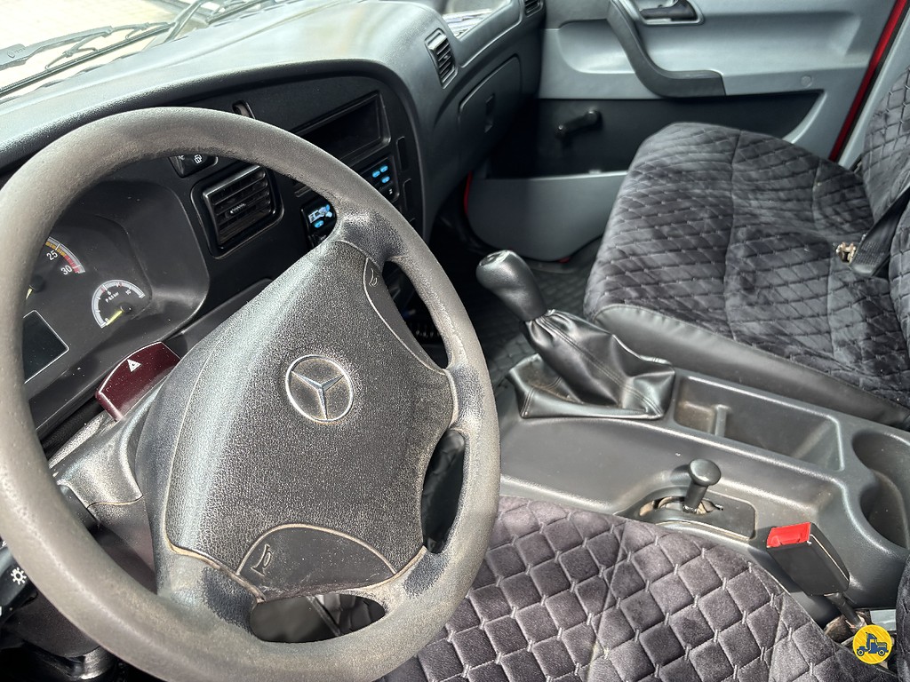 Caminhão MERCEDES BENZ MB 815 Baú Furgão ANO 2016 de Truck Mais Caminhões no Paraná