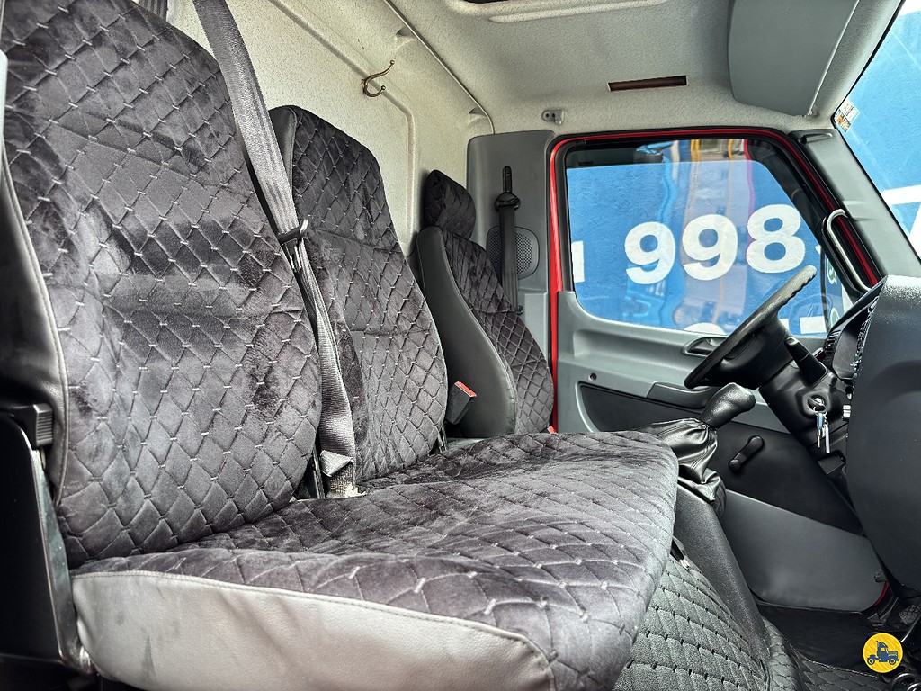 Caminhão MERCEDES BENZ MB 815 Baú Furgão ANO 2016 de Truck Mais Caminhões no Paraná