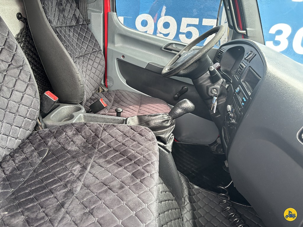 Caminhão MERCEDES BENZ MB 815 Baú Furgão ANO 2016 de Truck Mais Caminhões no Paraná