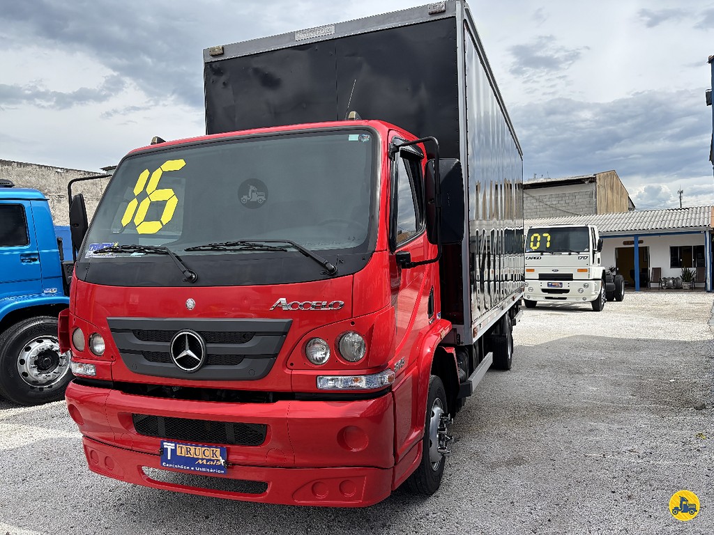 Caminhão MERCEDES BENZ MB 815 Baú Furgão ANO 2016 de Truck Mais Caminhões no Paraná