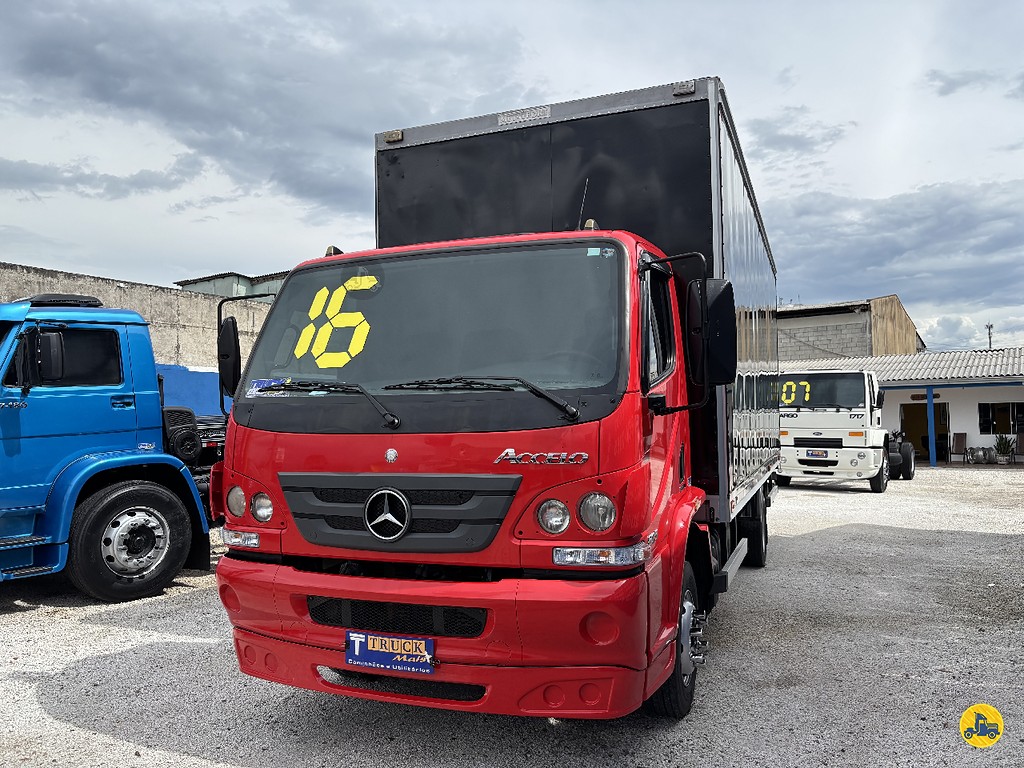Caminhão MERCEDES BENZ MB 815 Baú Furgão ANO 2016 de Truck Mais Caminhões no Paraná