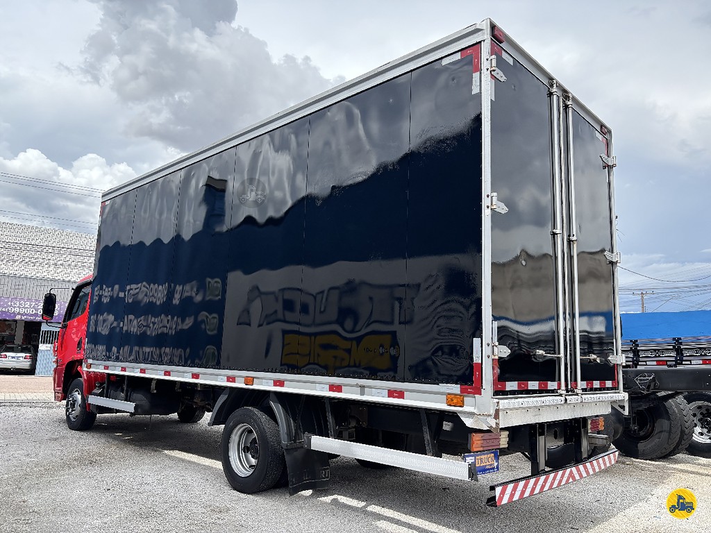 Caminhão MERCEDES BENZ MB 815 Baú Furgão ANO 2016 de Truck Mais Caminhões no Paraná