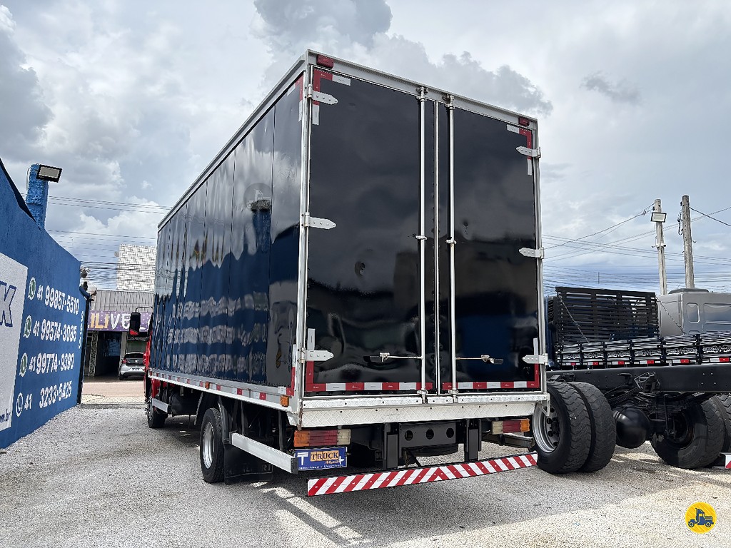 Caminhão MERCEDES BENZ MB 815 Baú Furgão ANO 2016 de Truck Mais Caminhões no Paraná